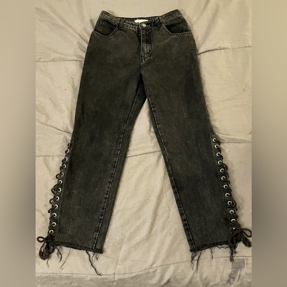 I’m selling a pair of grey/black jeans by Honey Punch. There a size 1-2/small